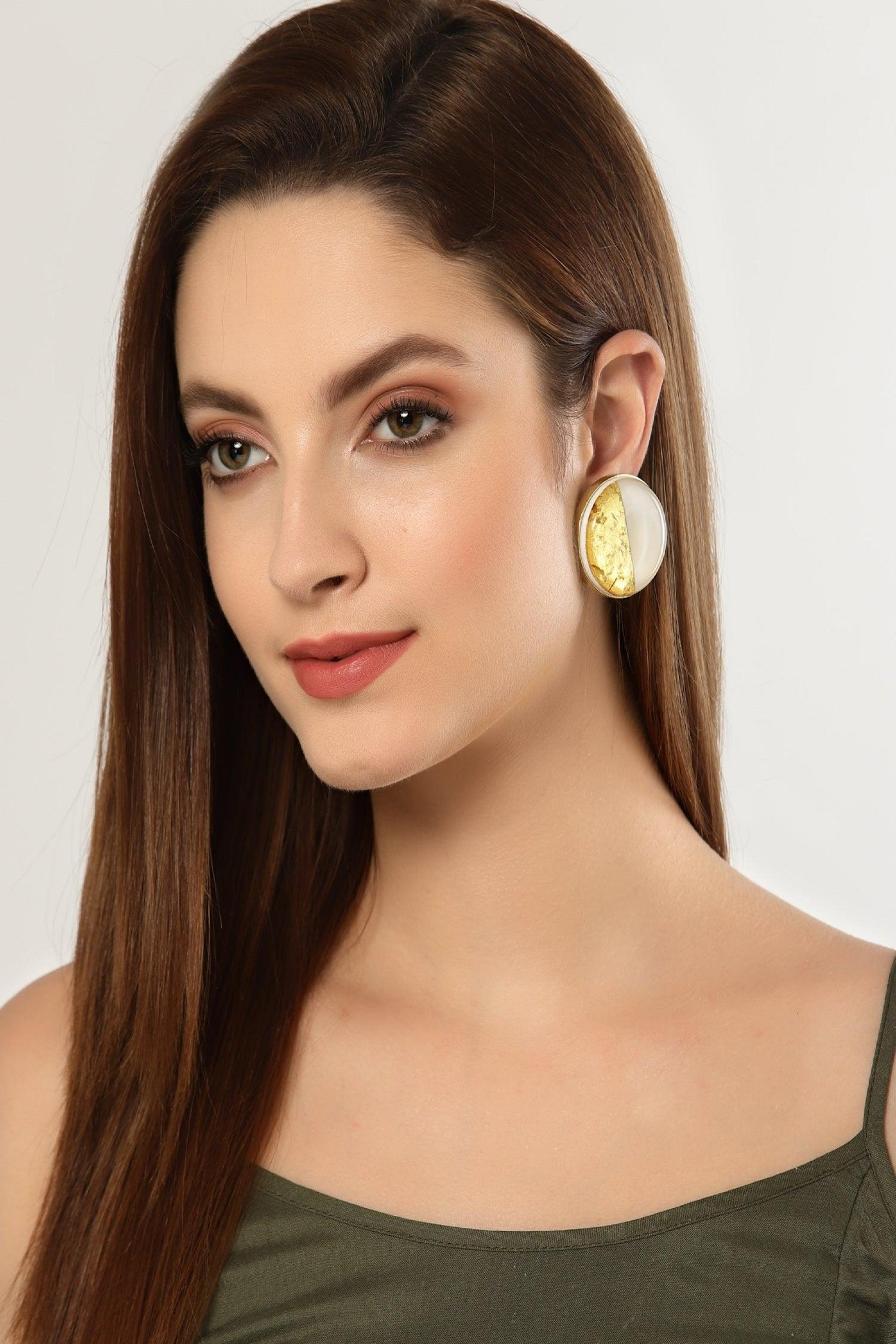 Resin Stud earrings in White/Gold