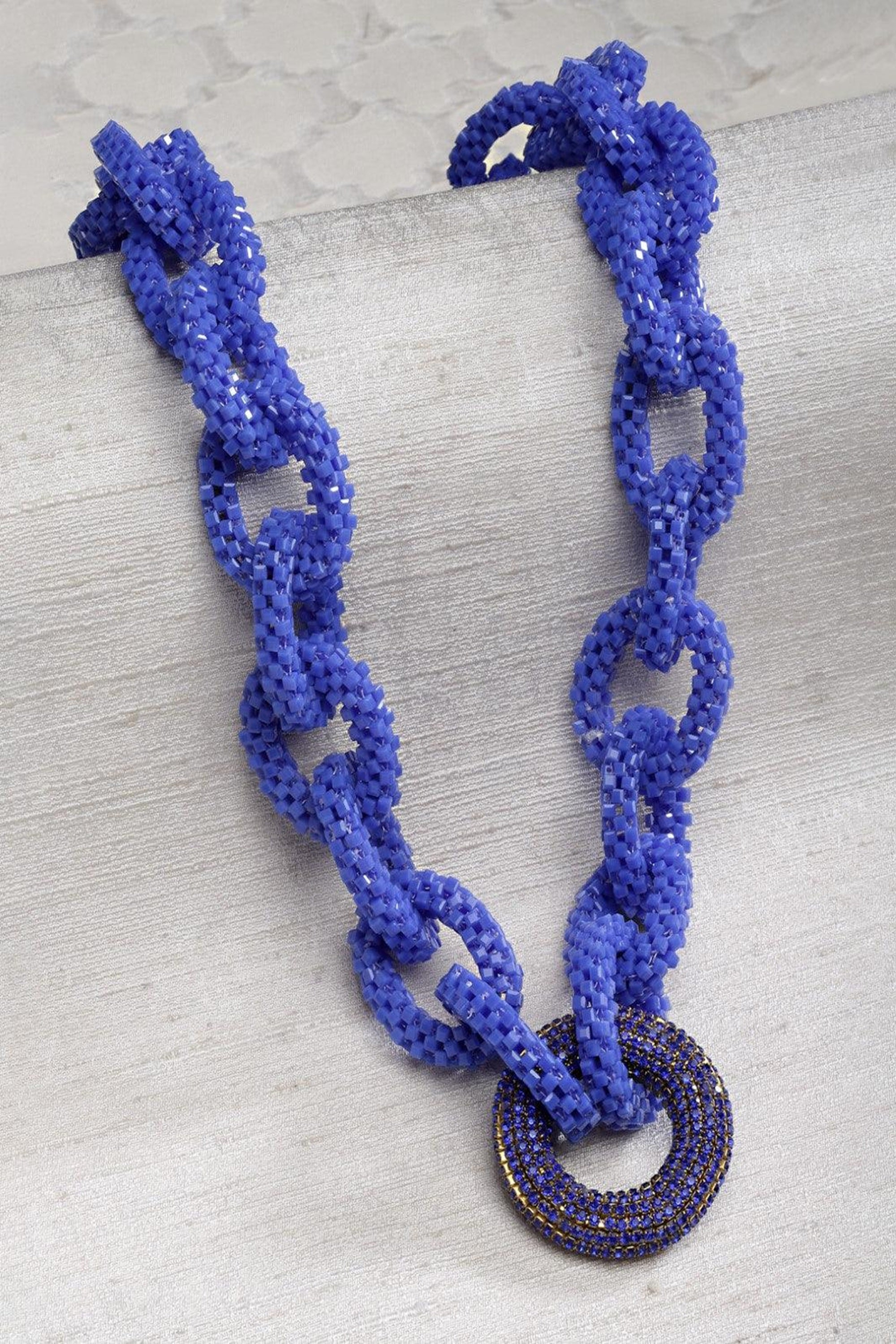 Link chain necklace with a round pendant